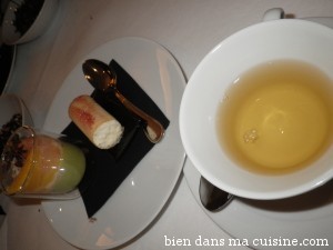 Accord thé Jade Wulong + verrine salée (panna cotta avocat, crabe et agrumes) et cigaroe à la noix de coco.
