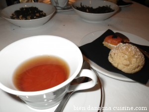Thé wulong fruits rouges + sablé noisette et saumon fumé au wasabi, et chou à la crème de framboise.