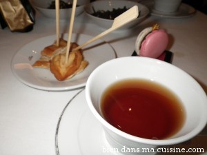 Thé des neiges éternelles + suprême de volaille et macaron au chocolat au lait.