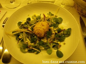 Un oeuf mollet frit sur salade. Délice.