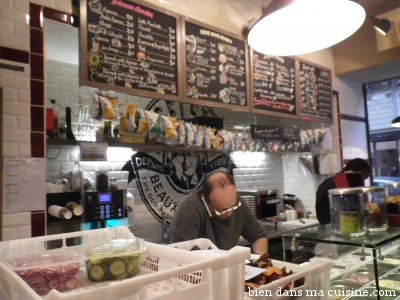 ça s'active dès le matin au comptoir.