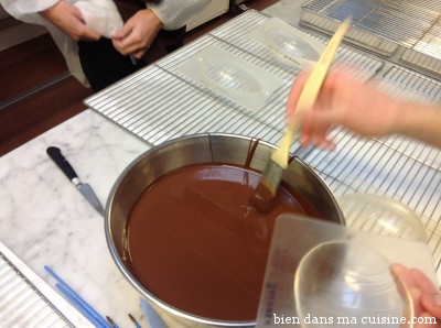 A l'aide d'un pinceau, passez une couche de chocolat fondu (et tempéré - INDISPENSABLE !) partout à l'intérieur des coques.