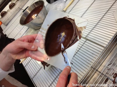 ça sèche très vite : en quelques minutes, vous pouvez ébarber, c'est à dire retirer à l'aide d'un couteau le chocolat qui 
