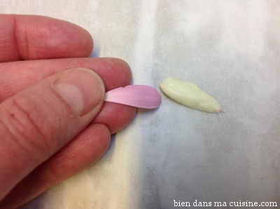 Le chocolat blanc a séché sur les pétales (lors d'un petit passage au frigo histoire d'accélérer le mouvement). On retire délicatement le chocolat des pétales. Non, ça ne se casse pas.