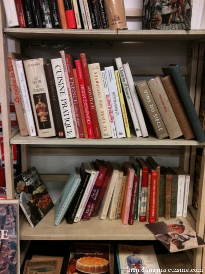 Il faut prendre son temps pour farfouiller dans les innombrables bibliothèques de fortune et sur les tables.