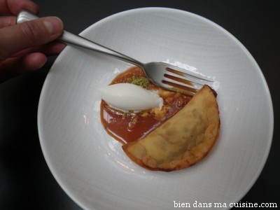 demi ravioles frites fourrées banane, sauce caramel et crème glacée