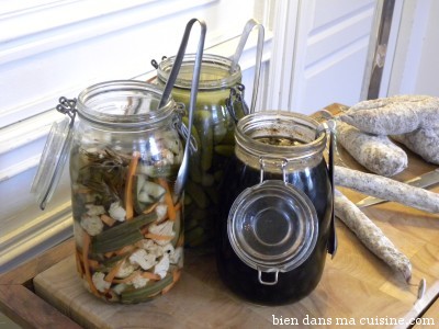 Pickles, cornichons, olives noires fermentées : l'apéro probiotiques par excellence ! ça n'empêche pas de manger une tranche de bon saucisson !