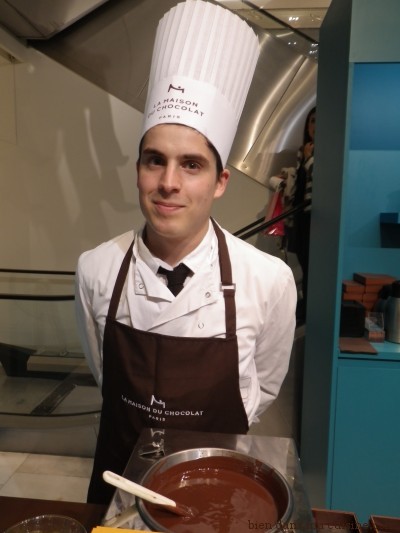 Alexis, chocolatier de talent. Il m'a aidée à réaliser mon oeuf en chocolat (lire précédent billet!) Bonjour Alexis !