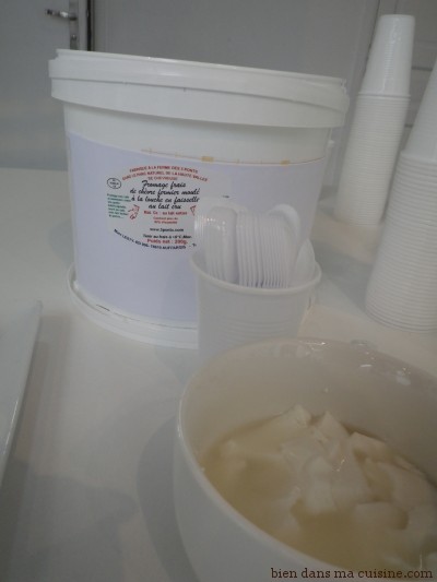 En ajoutant au lait des ferments et de la présure, on obtient un caillé en 24 h (genre faisselle).