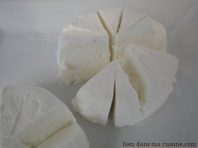 En laissant le caillé éliminer son eau, sur les grilles, on obtient un fromage frais en 24 à 48 h.