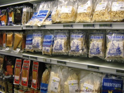 Dans un supermarché en Islande. Des poissons comme produist de snacking !