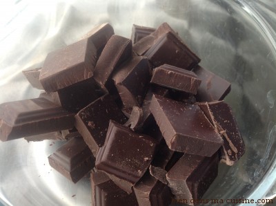 Ne bâclez pas, c'est LE secret de la réussite du chocolat fondu au micro-ondes.