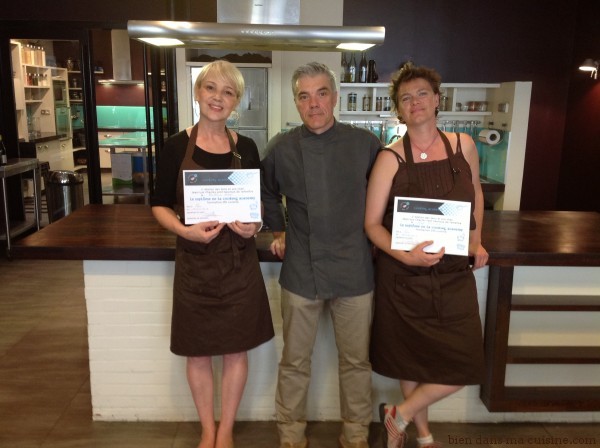 Anne Dufour (à droite), Jean-Luc Charles (chef à l’Atelier des sens) et Catherine Dupin (à gauche) posent après la remise des diplômes de la Cooking Academy de Paris.