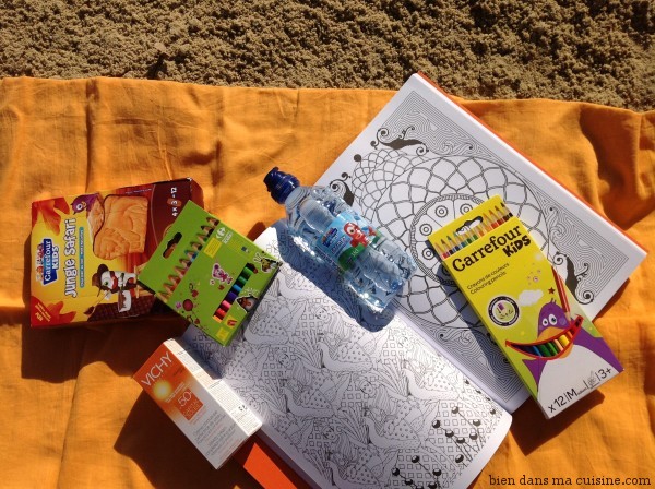 La page de droite a l'air plus facile que la page de gauche, non ? Piquez les biscuits Carrefour Kids à vos enfants pour rester bien concentré et ne pas "dépasser". Avec leurs crayons de couleur, tant qu'on y est. Il n'y verront que du feu, ils font des châteaux de sable...