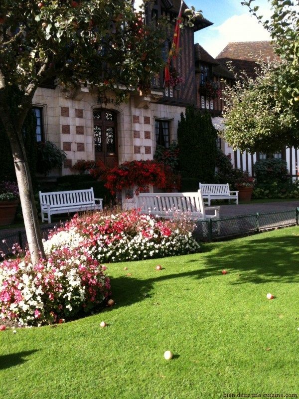 La mairie de Deauville. Evidemment, des pommiers en "déco" et, évidemment, des pommes sur l'herbe bien verte et bien grasse. Aucun doute : nous sommes bien en Normandie !