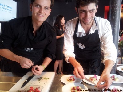 Le chef (à gauche) et son second en train de dresser les assiettes