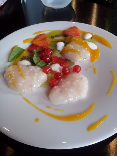 En dessert, du tapioca sucré à la purée de cassis, et parfumé avec des zestes de citron vert, un coulis de mangue, et des fruits frais : groseilles, lamelles de fraises, kiwi...