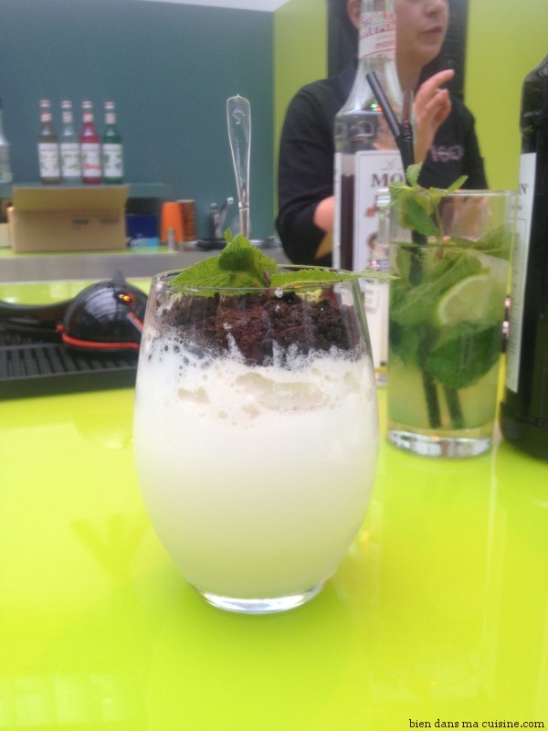 Le terreau, c'est du biscuit Oréo réduit en poudre. La plante qui pousse, un brin de menthe. Ses racines plongent... tout droit dans une mixture de lait et de crème. Une merveille régressive !