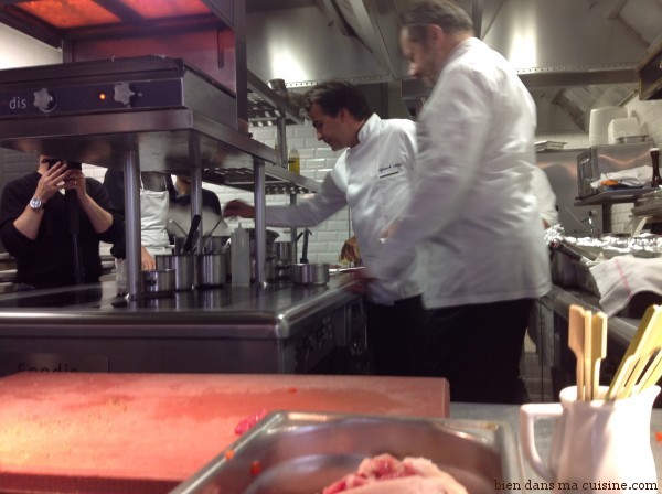 En cuisine avec Yannick Alleno (tout au fond, en pleine action !)