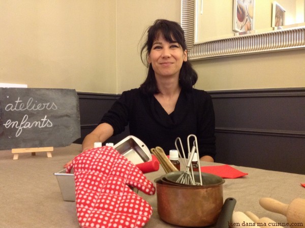 Nathalie Politzer, responsable formation et projets pédagogiques à l'Institut du goût. Elle propose de respirer l'un après l'autre deux flacons et... surprise !