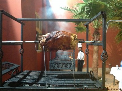 Les cuisiniers ne travaillent pas toujours dans l'ombre. Ici, au beau milieu du restaurant, une grosse pièce de viande tourne à la broche.