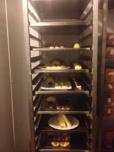 Une partie du buffet des desserts en attente en chambre réfrigérée.