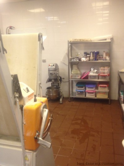 A gauche, une machine pour étaler les pâte (tartes...). C'est très artisanal, contrairement à ce que l'on image souvent !