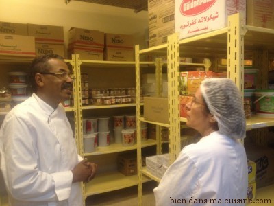 Ahmed Yassin estime qu'il ne faut plus penser comme avant, en terme de quantité sans se préoccuper du gaspillage, mais en terme de qualité et de choix de bon produit, que l'on recycle en fin de service lorsque tout n'a pas été consommé. De fait, dans ce village, on trouve des produits bio et locaux.