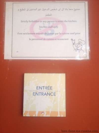 Pour des raisons de sécurité évidentes, il est normalement interdit à quiconque hors staff de pénétrer dans les cuisines.