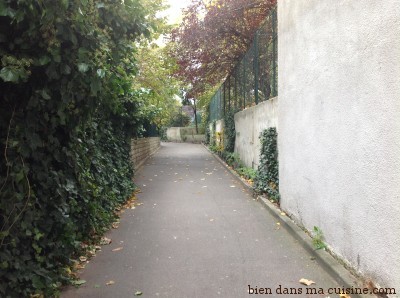 Ne ratez pas l'entrée, c'est assez discret !