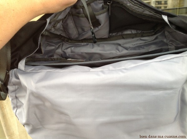 Dans le sac Patagonia, c'est comme ça : plein de poches, tout imperméable, une zone renforcée pour accueillir un petit ordi ou une tablette. Pas mal pour quand le sac est un peu brusqué dans le panier à vélo.
