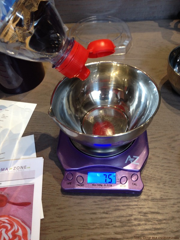 Commencez par verser 60 g d'eau dans un bol. Jusque là, tout va bien.