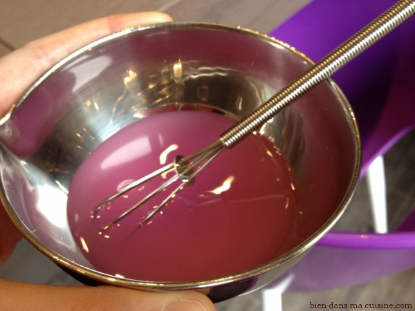 Fouettez pour bien mêler le pigment à l'eau. Rien de plus simple.