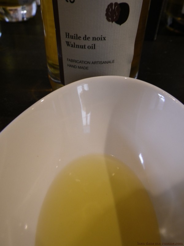 L'huile de noix se consomme exclusivement crue, dans la salade. Ne la faites jamais chauffer, malheureux !