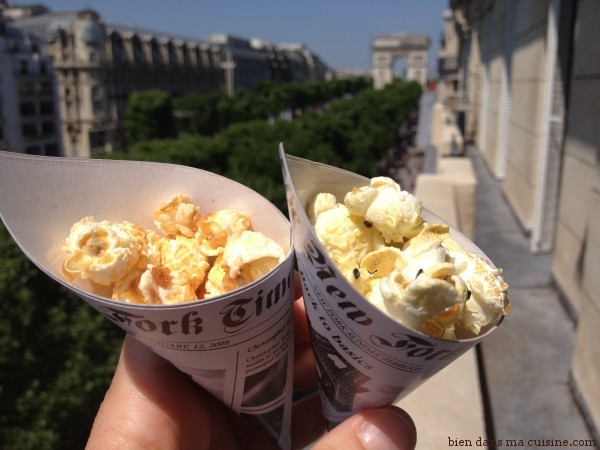 A gauche, du pop corn aux oignons, à droite du pop corn au wasabi. Fun !