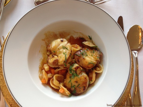 Queue de lotte rôtie, orecchiette cuites au jus de volaille acidulé à la tomate.
