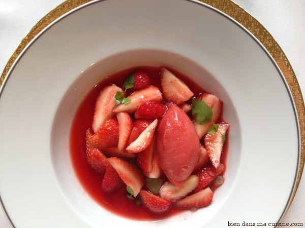 Fraise ciflorette en salade, gelée de menthe et sorbet de fraise.