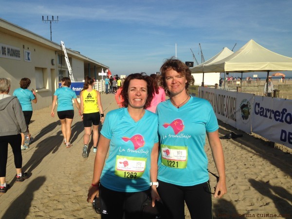 A gauche, Carole L, de la page Facebook Défi Brûle-graisses (elle vous a fait transpiré avant les vacances cet été, vous vous souvenez ?!), à droite Anne D, votre serviteur, du blog Bien dans ma cuisien et dans mes baskets. Deux grandes sportives, donc ;-)