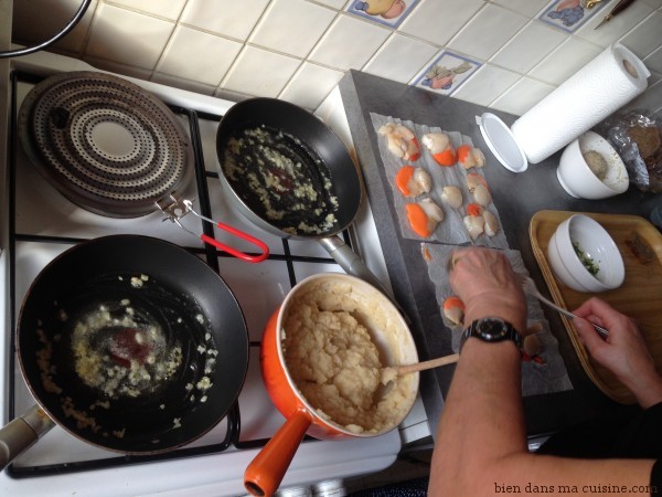Etape 5 - Une fois les poêles bien chaudes, prélevez vos coquilles une par une avec une pince ou entre deux cuillères (ne les piques pas à la fourchette, ce ne sont pas des brochettes !) et installez-les délicatement.