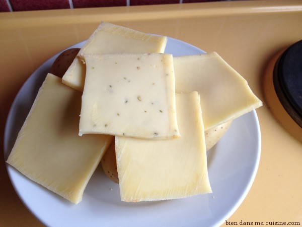 3) Répartissez votre fromage sur les pommes de terre.