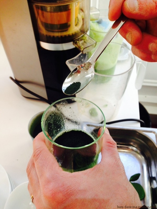 5) J'ajoute une petite cuillère de spiruline en poudre