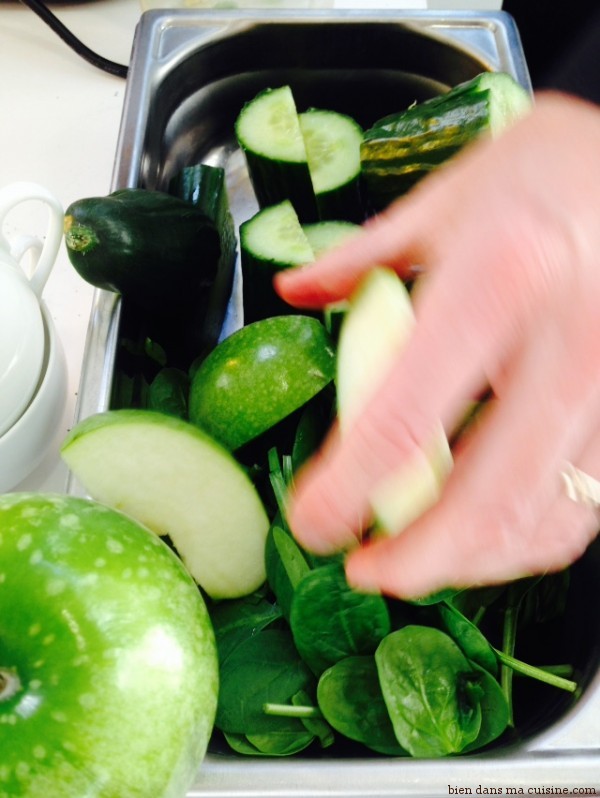 3) Et puis des quartiers de pommes non épluchés aussi (épépinés, en revanche).
