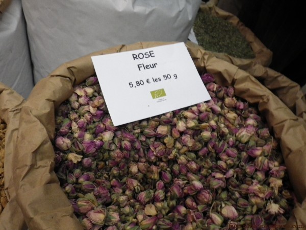Des boutons de rose... à plonger dans le champagne. La classe !