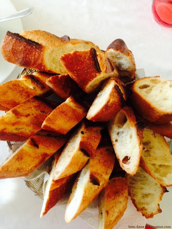La baguette Rétrodor est 100% naturelle : sans additifs, améliorants, traitement de surgélation ou produits chimiques. Que de l'eau, de la farine, de la levure et du sel !