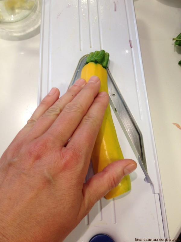La main bien à plat sur la courgette, faites glisser celle-ci sur le "V" avec les lames. Attention les doigts, ça coupe vite !