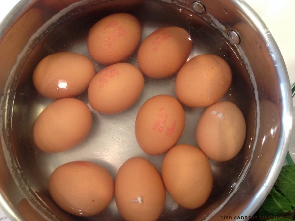 Mettez vos œufs dans l'eau froide et faites monter en température. Vous retirerez la casserole du feu dès que l'eau aura atteint 70°C, et vous la laisserez tranquillement dans son coin pendant tout le reste de la préparation du repas (30 mn c'est bien).