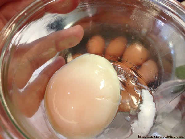 Vos œufs ont trempé plusieurs dizaines de minutes dans de l'eau "un peu chaude" : ils sont parfaitement cuits, le blanc comme le jaune. Bien préférable à l'eau bouillante, qui agresse l'œuf et le cuit trop fort, trop vite !