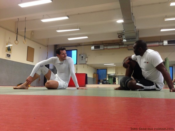 Raphaël Gruman avec son coach sportif Jean-Louis Mbongo - le fondateur de l'école française d'Arts Martiaux MB Academy - en pleine séance d'entraînement (bon, ok, là il se repose ;-)