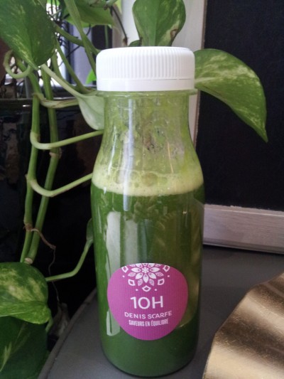 Un jus vert issu de la gamme Détox à base de kale, d'ananas, de lucuma, de pomme et de citron vert.