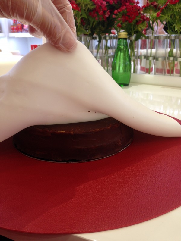 4. Recouvrez le premier gâteau d'une pâte à sucre.